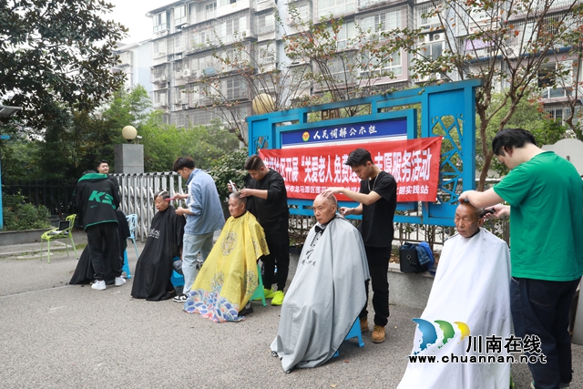 10月23日龍祥社區(qū)老人一同過(guò)節(jié).JPG
