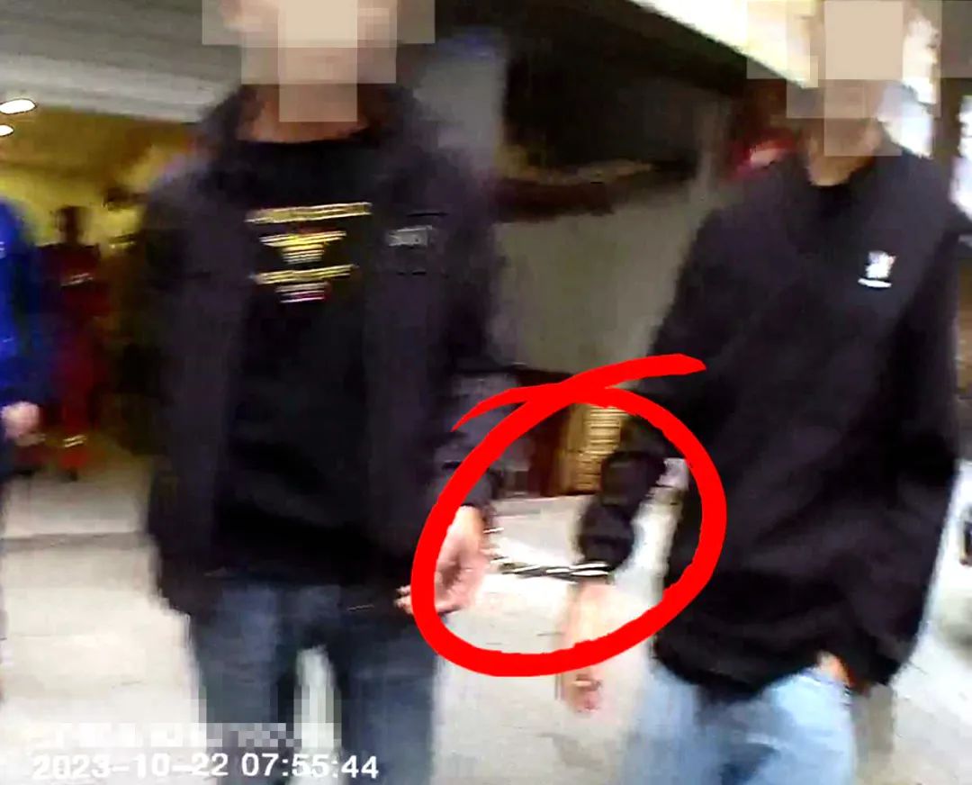 啥情況？隆昌兩名男子戴著手銬報(bào)警求助