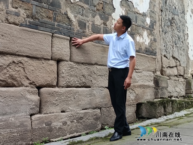 張勇在瀘縣兆雅鎮(zhèn)新溪社區(qū)調(diào)研古街石砌文化.jpg