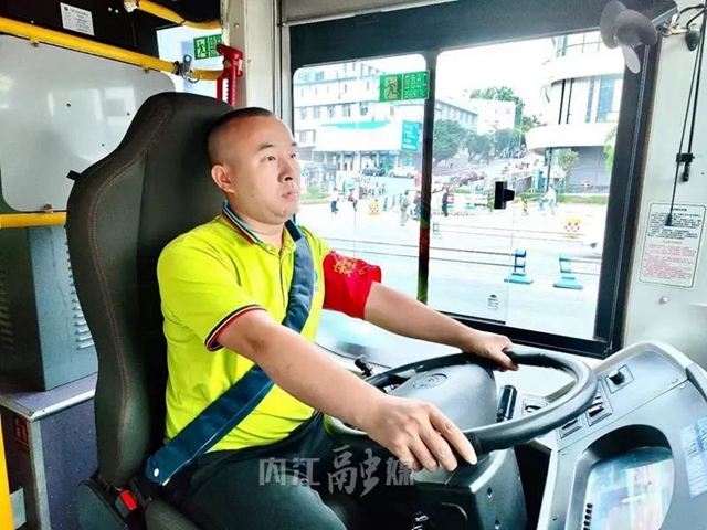 突發(fā)！內(nèi)江105公交車上，一年輕女子突然倒下