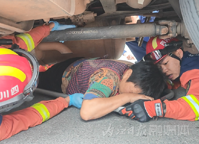 千鈞一發(fā)！婦女卷入車底，內江消防舉車救人