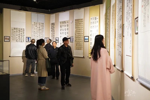 展出作品全部捐贈給家鄉(xiāng)！文化名家余德泉書法精品展在市博物館開展