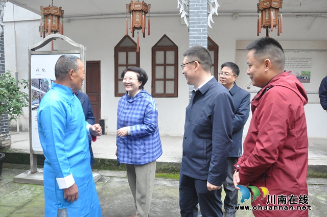 作家們?cè)谇锨f園采風(fēng)（孫尚暄攝）.jpg