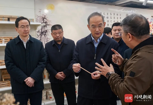 黃強在瀘州宜賓調(diào)研時強調(diào)：以高質(zhì)量發(fā)展實績?yōu)槿〈缶侄嗵糁負嘧髫暙I