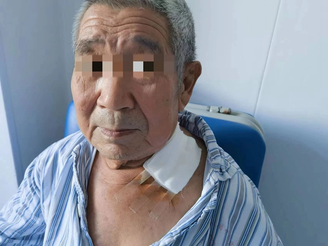 【圍觀】瀘州男子脖子挨了一刀……