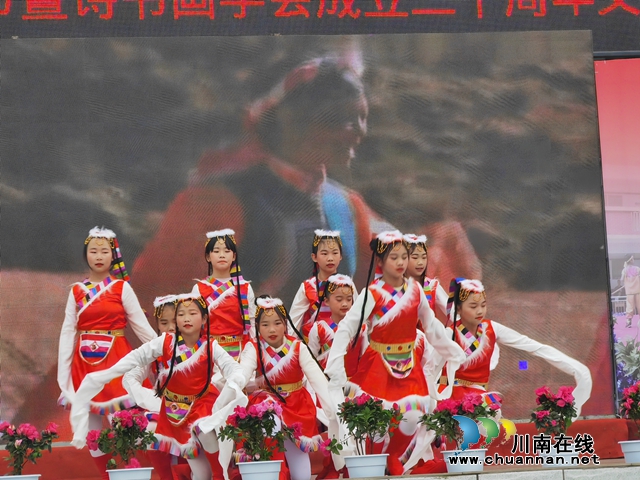 牛灘小學(xué)學(xué)生表演舞蹈（曾佐然攝）.jpg