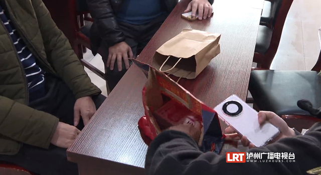 3萬多元現(xiàn)金遺落出租車，瀘州“的哥”發(fā)現(xiàn)后……