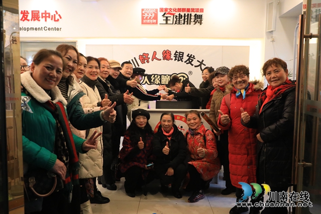 瀘州首家民營老年大學正式揭牌