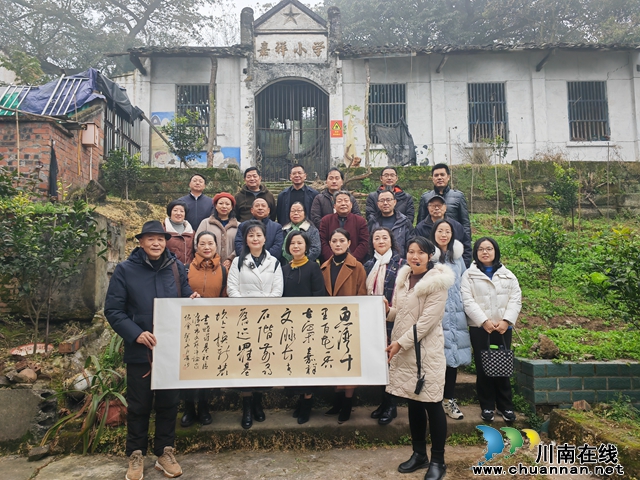 在嘉祥小學(xué)前合影（曾佐然攝）.jpg