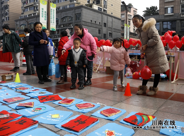 市民群眾玩“圈住幸福”游戲。王超明 攝 (1).jpg