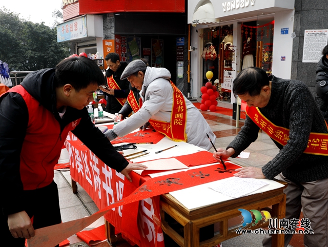 志愿者為群眾免費(fèi)書(shū)寫(xiě)春聯(lián)。王超明 攝 (1).jpg