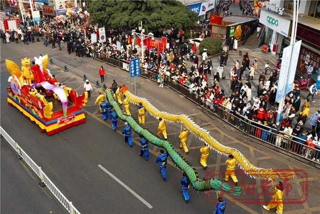 坐公交看民俗花車(chē)巡游，感受煙火瀘州鬧熱年！