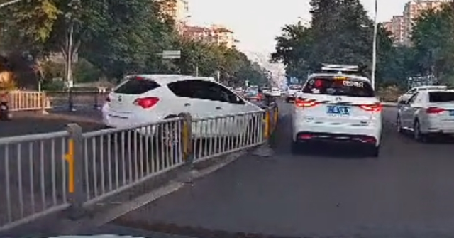 瀘州城南大道撞倒護(hù)欄的無(wú)牌車，已查獲！