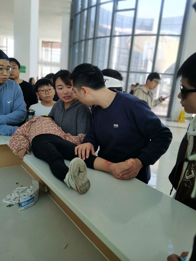 西昌冕寧服務(wù)區(qū)發(fā)出“SOS”，“瀘州醫(yī)護(hù)”上演教科書式救援！