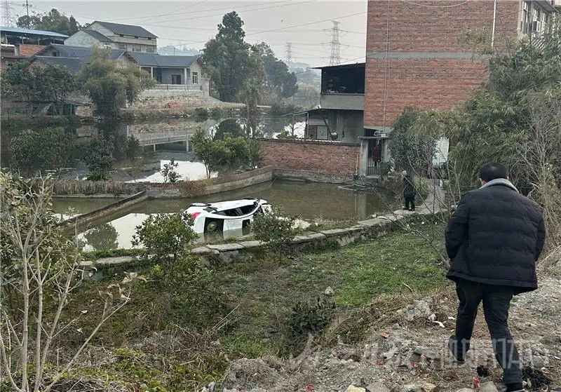 感動！資中一轎車“沖”進(jìn)池塘，十余群眾跳水救出被困駕駛員——
