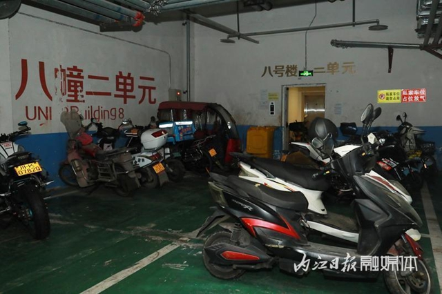內(nèi)江市民憤然舉報：電梯出口被幾十輛“兩輪”堵起……