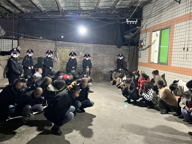 龍馬潭：現(xiàn)場抓獲40多人，特警大巴出動拉人……