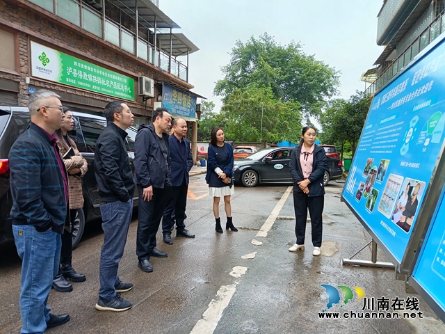鐘麗（右一）向瀘州市人力資源和社會保障局調(diào)研組介紹四川民鑫勞務(wù)專合社工作開展情況.jpg