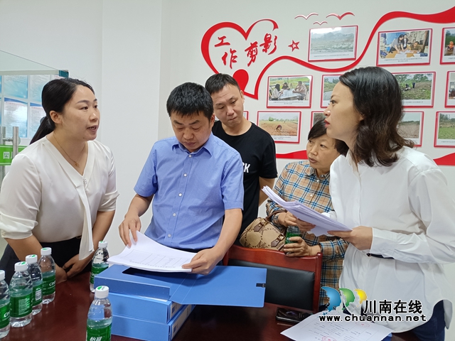 鐘麗（左一）向古藺縣農(nóng)民工服務(wù)中心領(lǐng)導(dǎo)介紹四川民鑫勞務(wù)專合社工作開展情況.jpg