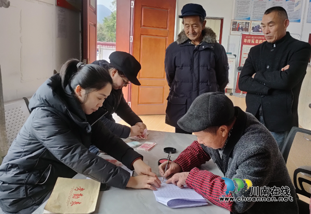 鐘麗（左一）在瀘縣得勝鎮(zhèn)上頂山村為部分社員發(fā)放工資.png