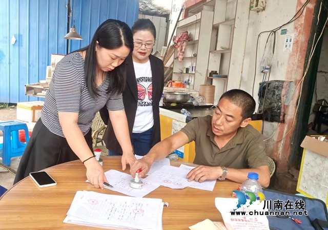 鐘麗（左一）與瀘縣名悅龍蝦基地簽訂勞務(wù)服務(wù)合同.jpg