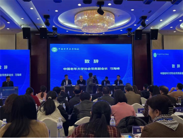 瀘州市老年大學(xué)在中國(guó)老年大學(xué)協(xié)會(huì)教材指導(dǎo)委員會(huì)議上做經(jīng)驗(yàn)分享