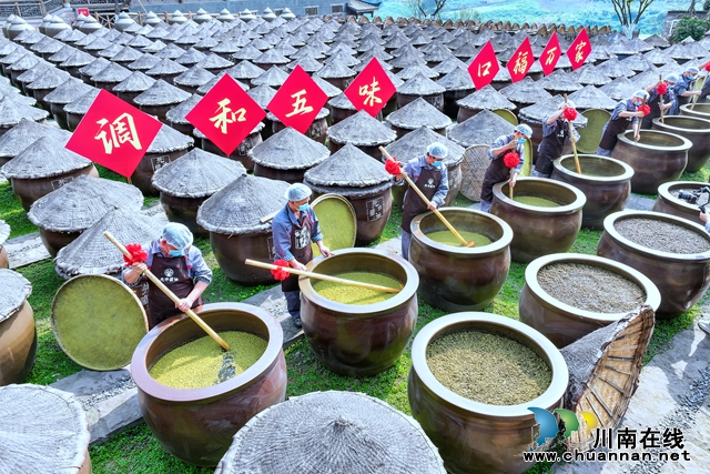 2024年3月23日，四川省瀘州市合江縣先市醬油露天曬場(chǎng)，工人搶抓時(shí)節(jié)開(kāi)啟今春的手工投料工作。 (6).jpg