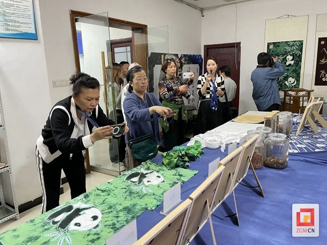 自貢扎染走出“深閨”， 飛入尋常百姓家