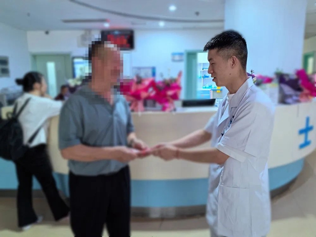 病房里，瀘州護士意外撿到1萬元……看完后續(xù)忍不住點贊