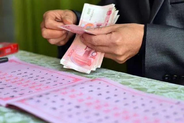 防不勝防！宜賓一男子參加親戚婚禮，順手偷走4萬禮金