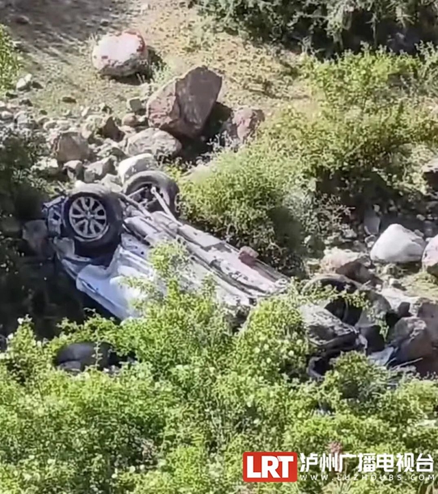 古藺消防員何浪，好樣的！休假途中偶遇車禍，他果斷下到百米谷底救人