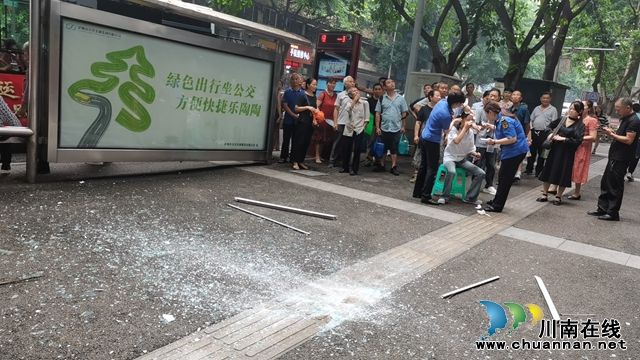 龍馬潭區(qū)小市街道：天降玻璃窗砸傷路人 城管隊員迅速施救守護安全
