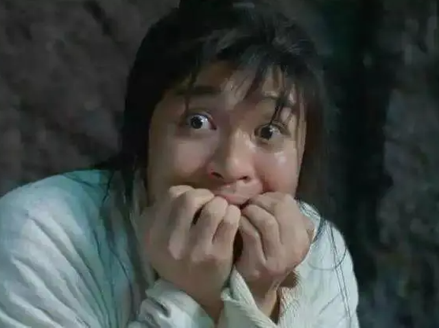 一杯啤酒下肚，她卻連酒帶“蓋”一起吞入
