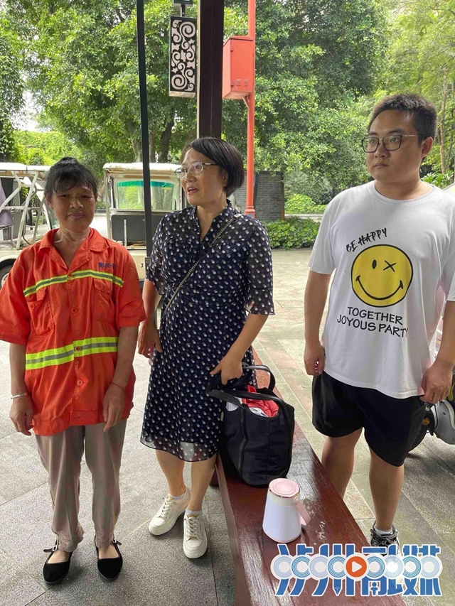 瀘州一環(huán)衛(wèi)工路邊撿到背包，里面裝有一萬(wàn)多元現(xiàn)金……