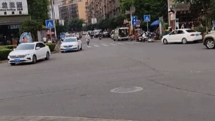 瀘州一車(chē)鬧市區(qū)“耍漂移”，駕駛?cè)撕攘艘粋€(gè)通宵……