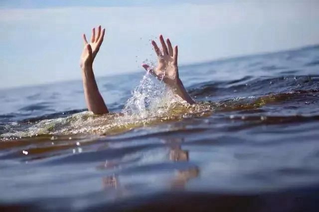 【圍觀】16歲女孩江邊玩水，掉入江中......