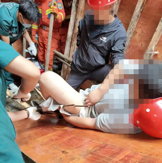 【驚險(xiǎn)】小哥大腿被鋼筋刺穿……