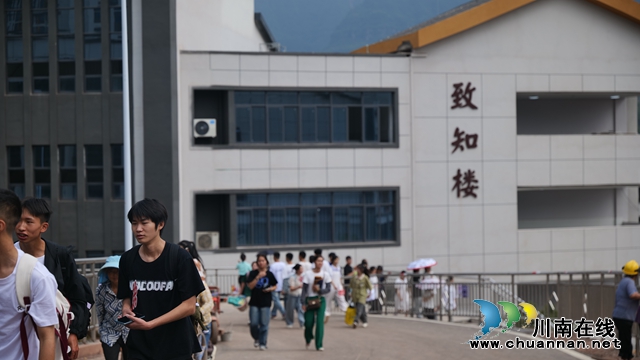（古藺縣職業(yè)教育中心迎來(lái)了新生 支力 攝）.jpg