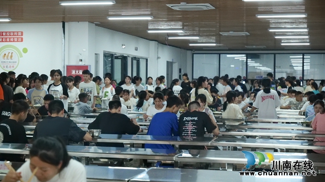 寬敞明亮的食堂 支力 攝.jpg