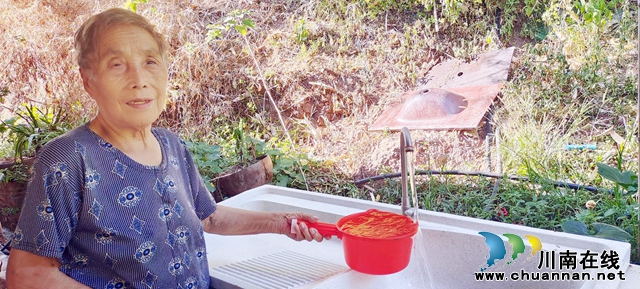 圖1：引來(lái)高山水樂(lè)了劉光友老人.jpg