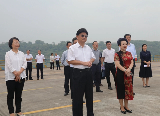 田亞?wèn)|帶領(lǐng)市政協(xié)主席會(huì)議成員視察加快港口型國(guó)家物流樞紐城市建設(shè)