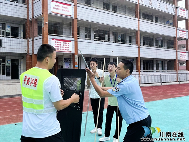 瀘縣六中聯(lián)合喻寺鎮(zhèn)派出所開展反恐防暴應(yīng)急演練