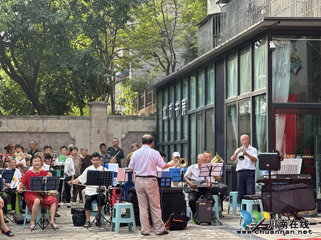 龍馬潭區(qū)魚塘街道云華山社區(qū)舉行“同心慶華誕·獻(xiàn)禮新時代”文藝匯演