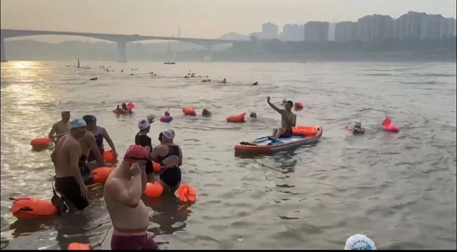 長江漂流，瀘州這群人以蓬勃朝氣迎國慶