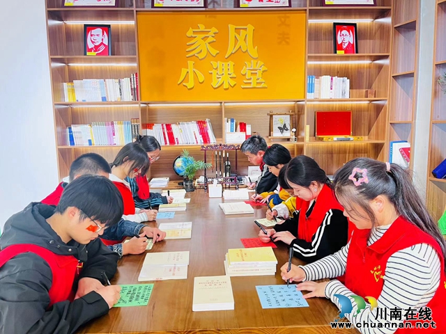 大學(xué)生們寫(xiě)下祝福語(yǔ)（龍洪艷攝）.jpg