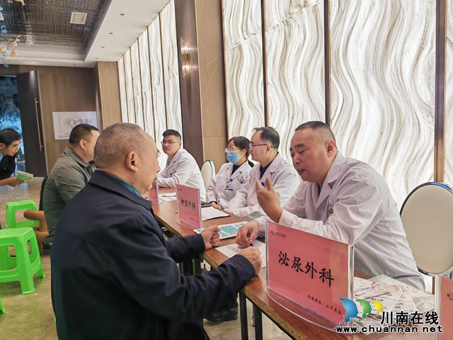 為老年人義診（曾佐然攝）.jpg