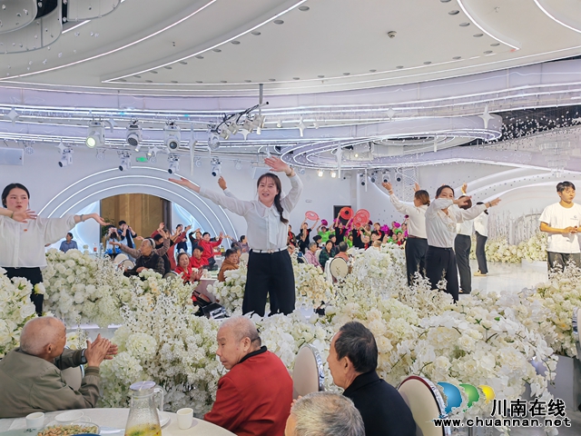 社區(qū)干部表演（曾佐然攝）.jpg