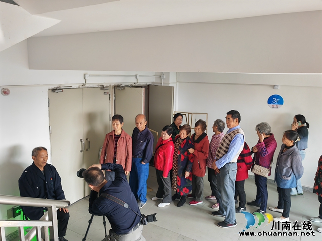 為老人照相（曾佐然攝）.jpg