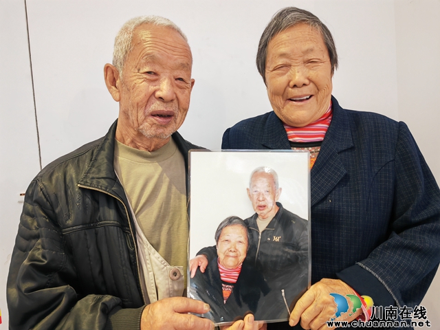 瀘縣：義務(wù)拍照送老人 定格幸福時光