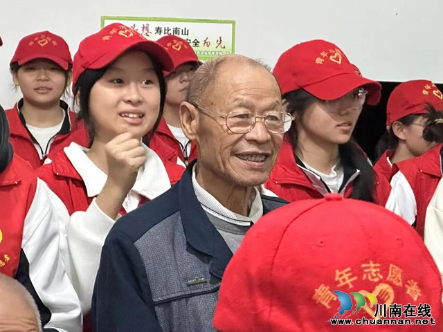 情滿金秋，愛(ài)灑重陽(yáng)｜瀘縣一中開(kāi)展2024年重陽(yáng)節(jié)敬老愛(ài)老活動(dòng)